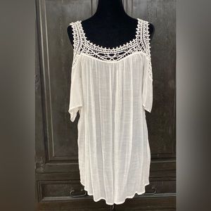 Roommate short sleeves OS White tunic top with lace trim - Size Medium